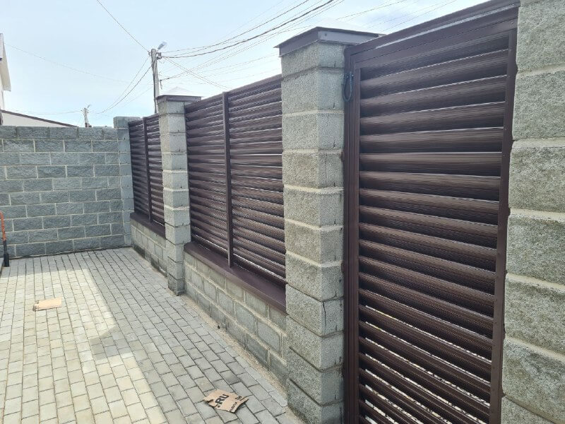 забор-жалюзи с ламелями еврожалюзи ral8017/8017 шоколад 2-сторонний фото3 в Краснодаре