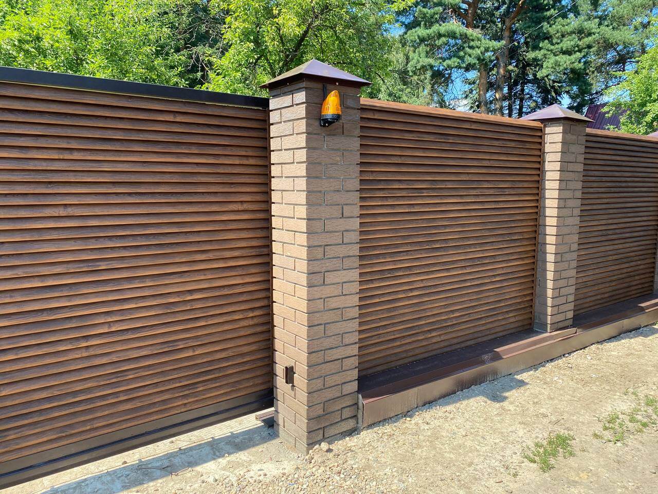 Забор-жалюзи с ламелями Реснички Printech Каштан фото1 в Краснодаре