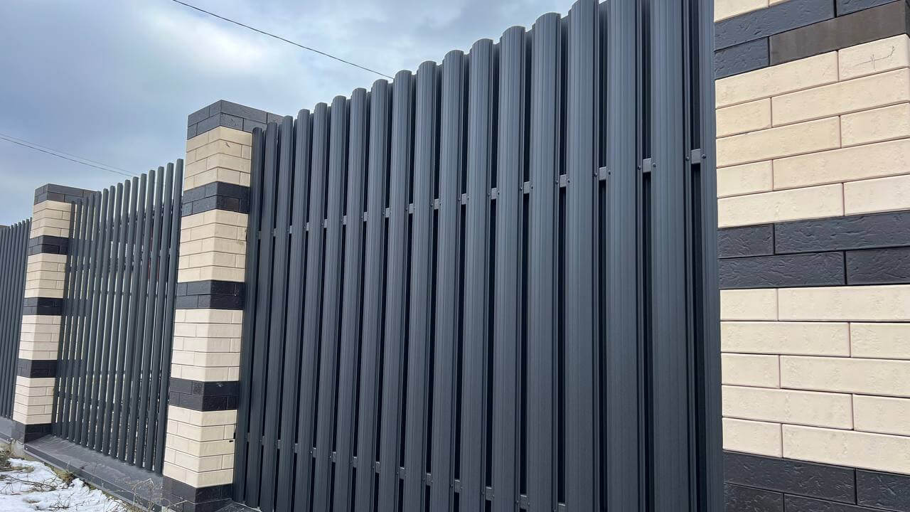 Забор из металлического штакетника RAL9005 Черный МАТТЕ фото 4 в Краснодаре