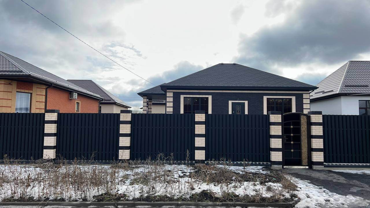 Забор из металлического штакетника RAL9005 Черный МАТТЕ фото 3 в Краснодаре