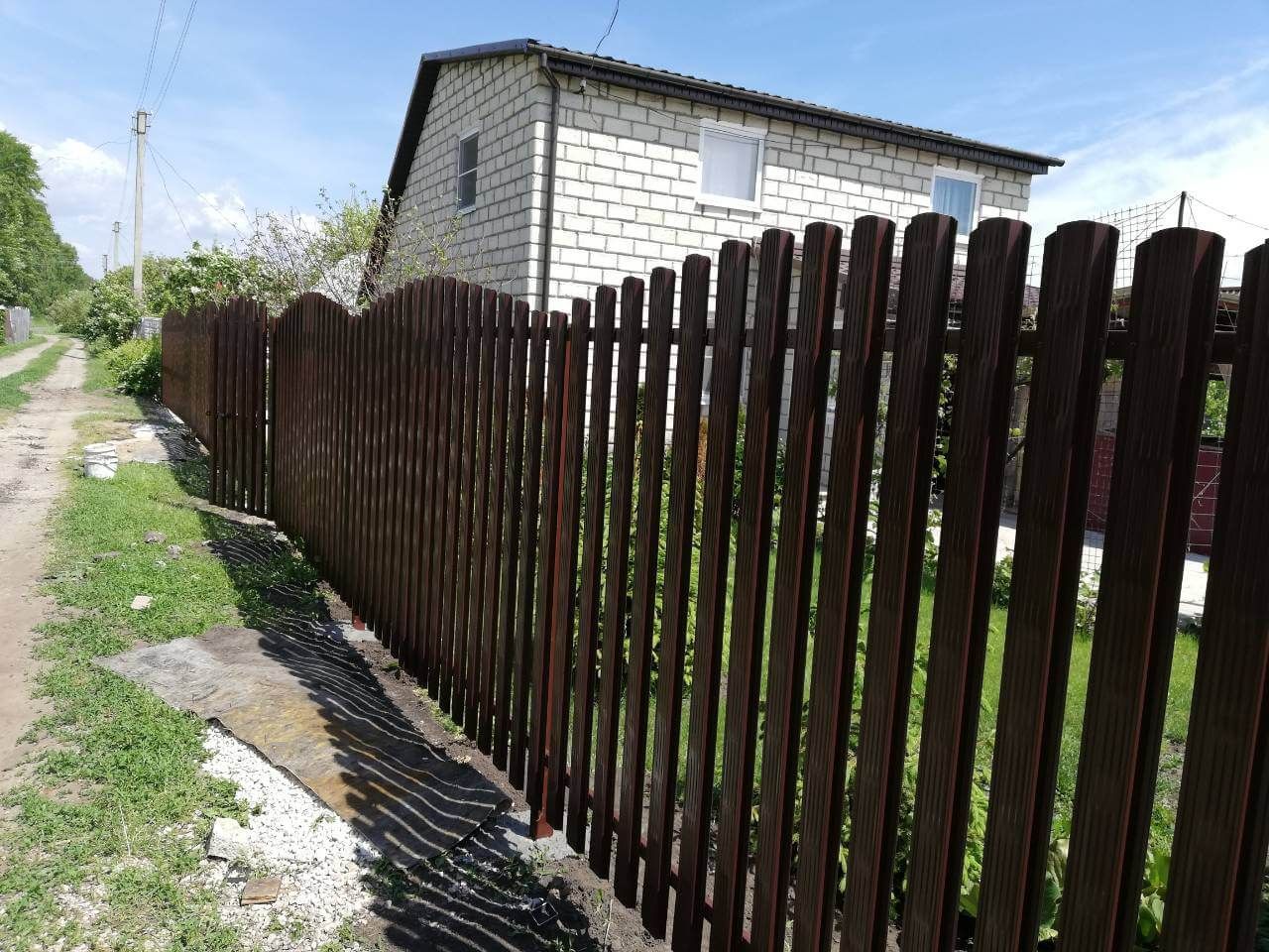Забор из евроштакетника Плетенка 19м RAL8017 Шоколад в Краснодаре