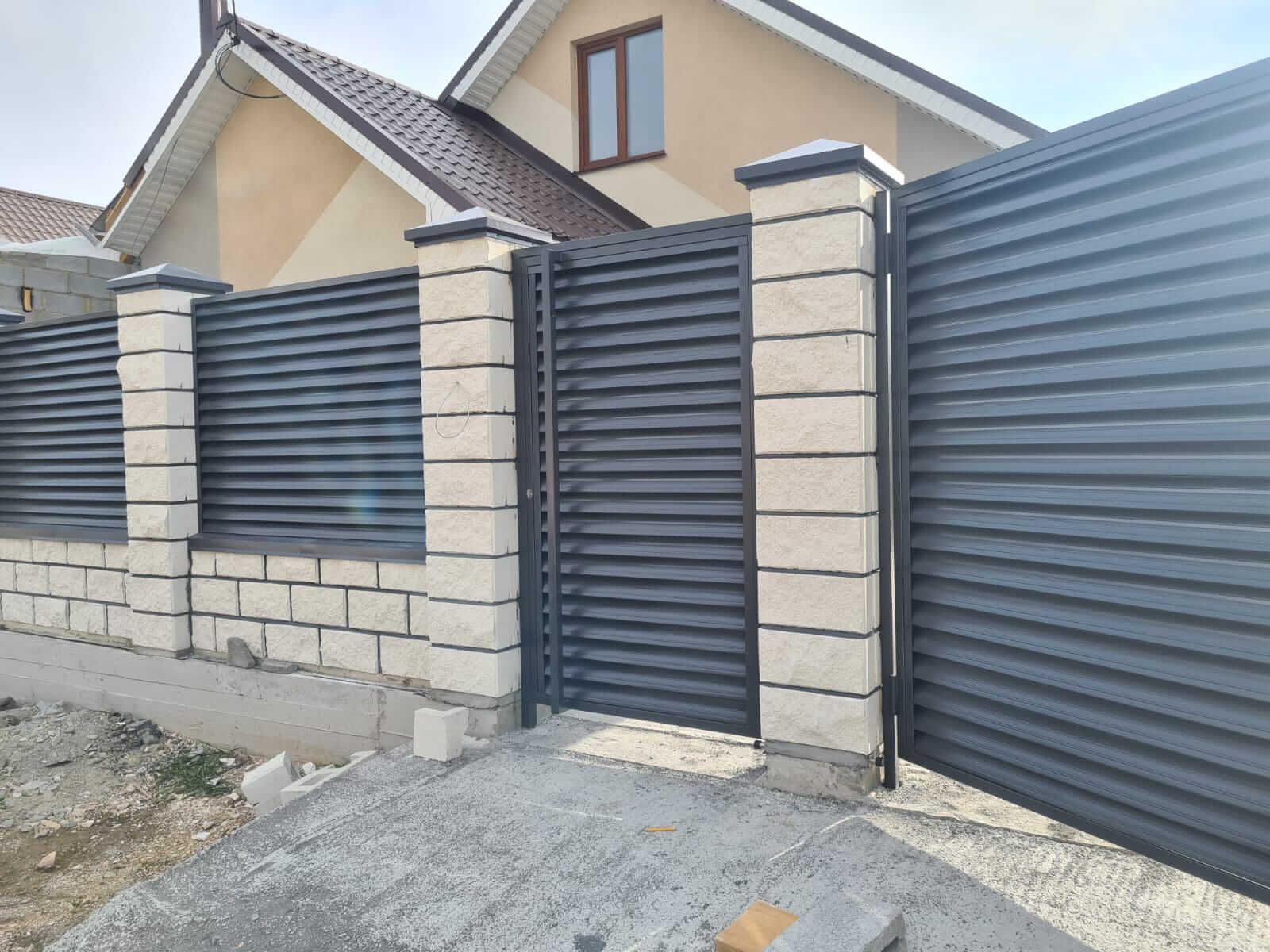 Забор из ламелей Еврожалюзи 38м RAL7024/7024 Серый Графит двусторонний фото 1 в Краснодаре
