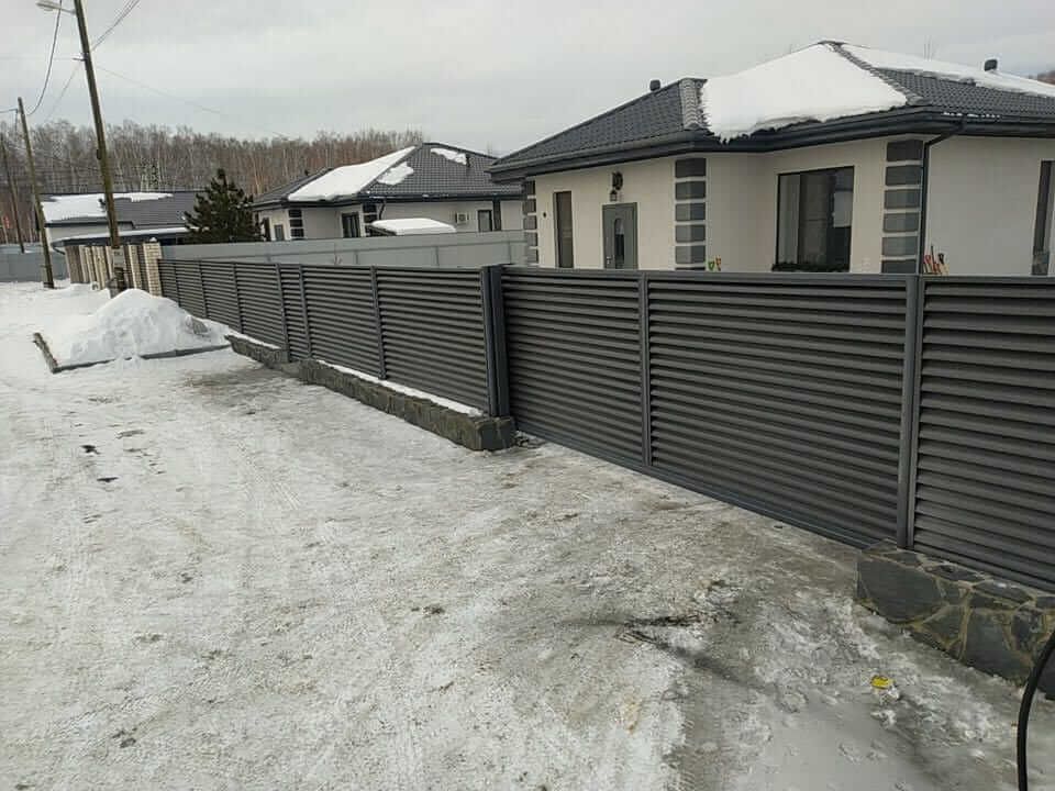 Забор-жалюзи с входной группой 26м RAL7024 Серый Графит МАТТЕ фото 1 в Краснодаре