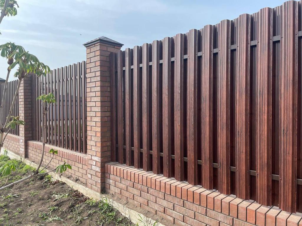 Забор из широкого штакетника 32м Античный Дуб SteelArt двухсторонний в Краснодаре