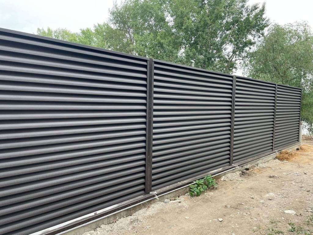 Забор-жалюзи с ламелями еврожалюзи 29м RAL8019/8019 Темный Шоколад МАТТЕ двухсторонний фото 2 в Краснодаре