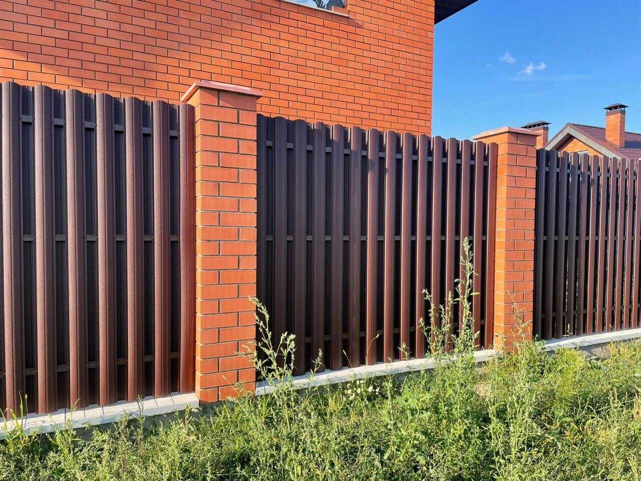 Забор из фигурного штакетника 23м RAL8017/8017 Шоколад двусторонний фото 3 в Краснодаре