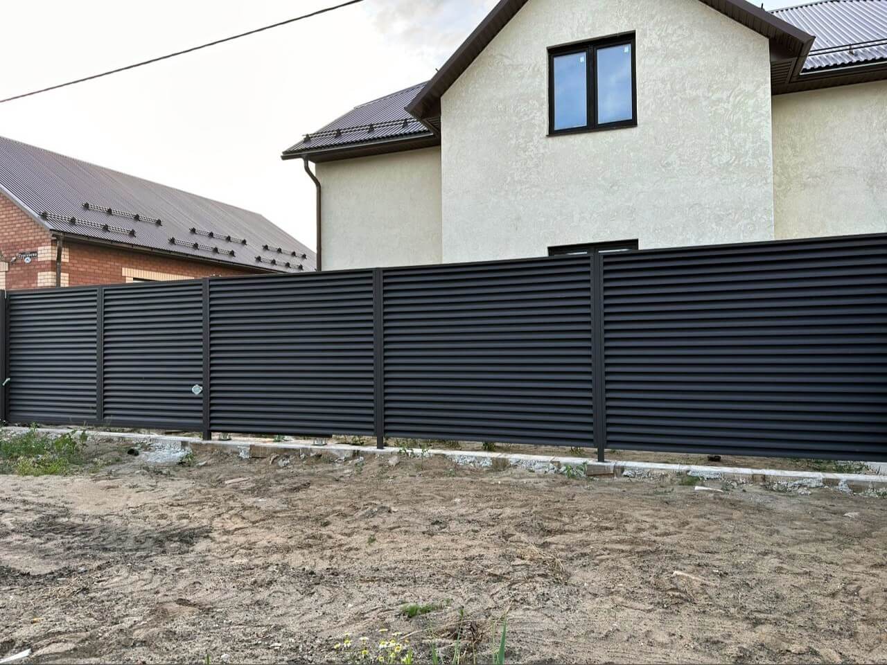 Забор с ламелями еврожалюзи 18м RAL8019/8019 Темный Шоколад МАТТЕ двусторонний фото 1 в Краснодаре