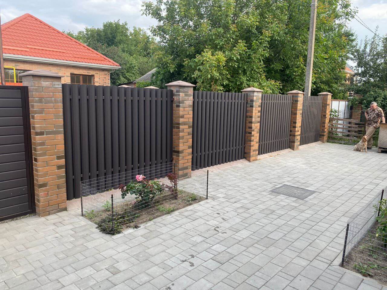 Забор из штакетника полукруглого 22м RAL8019 Темный Шоколад МАТТЕ фото 3 в Краснодаре