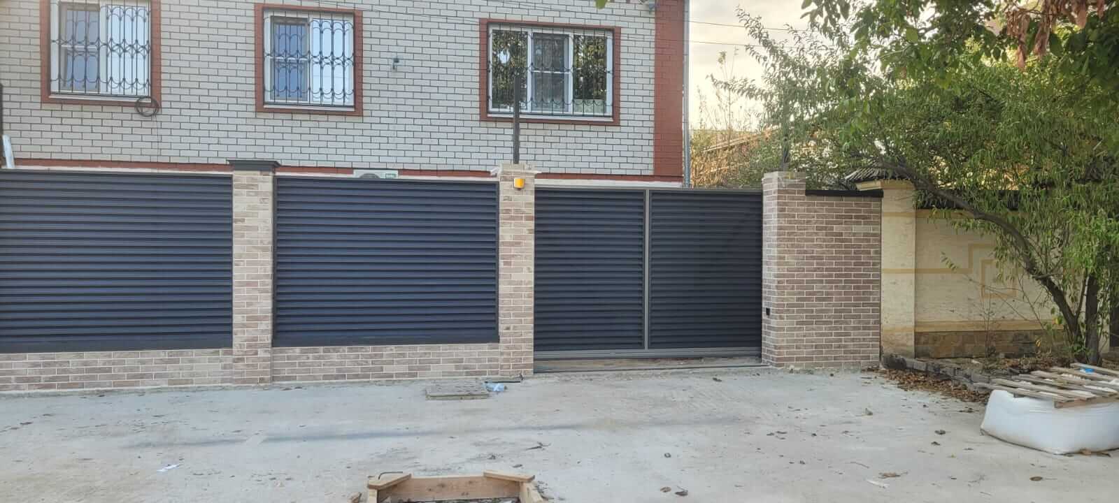 Забор-жалюзи с ламелями ЭКО-Z US усиленные 20м RAL7024/7024 Серый Графит двусторонний МАТТЕ фото 2 в Краснодаре