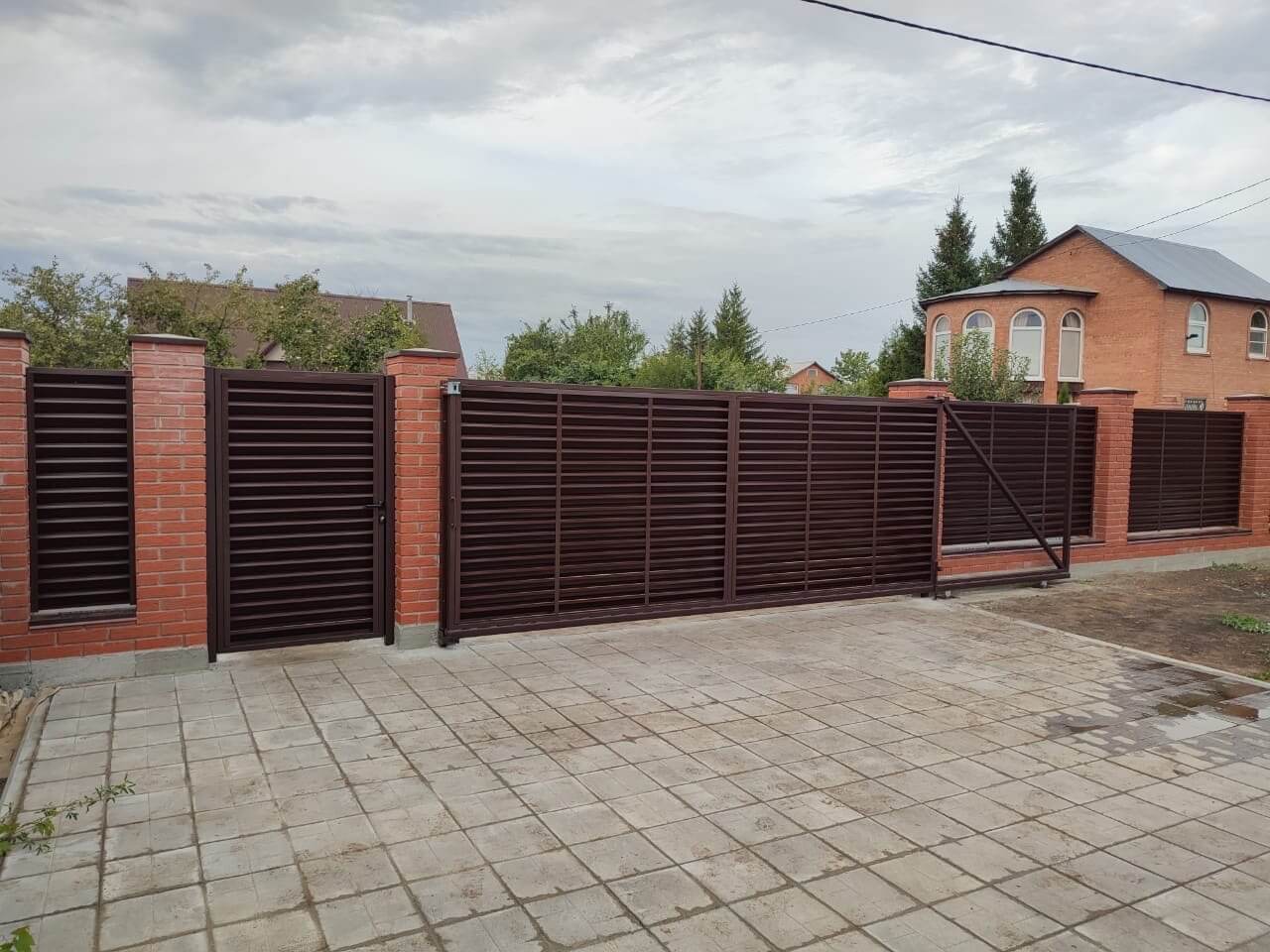Забор из ламелей Еврожалюзи 28м RAL8017/8017 Шоколад двусторонний в Краснодаре