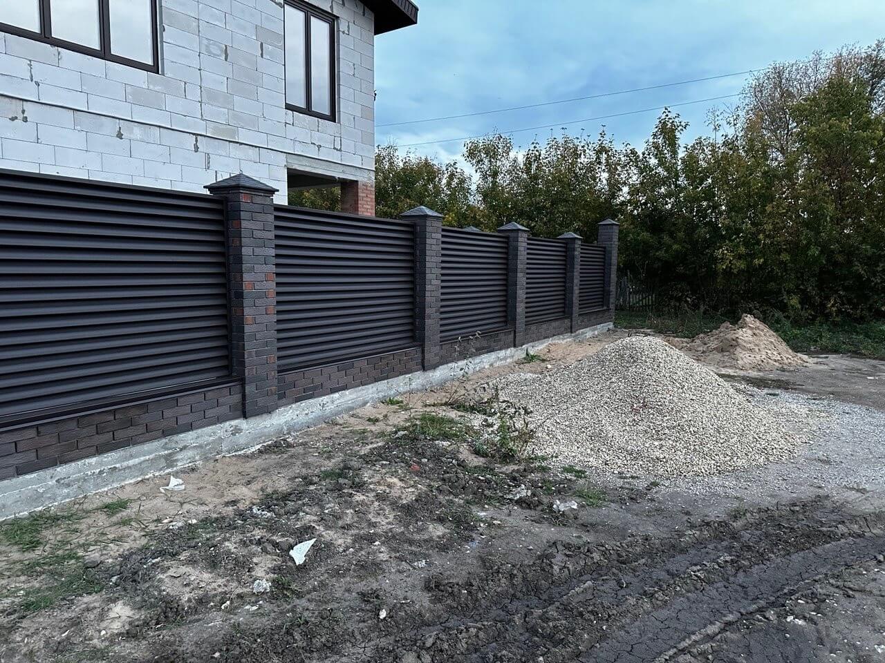 Забор из ламелей Еврожалюзи 38м RAL8019/8019 Темный Шоколад двусторонний MATTE фото 4 в Краснодаре