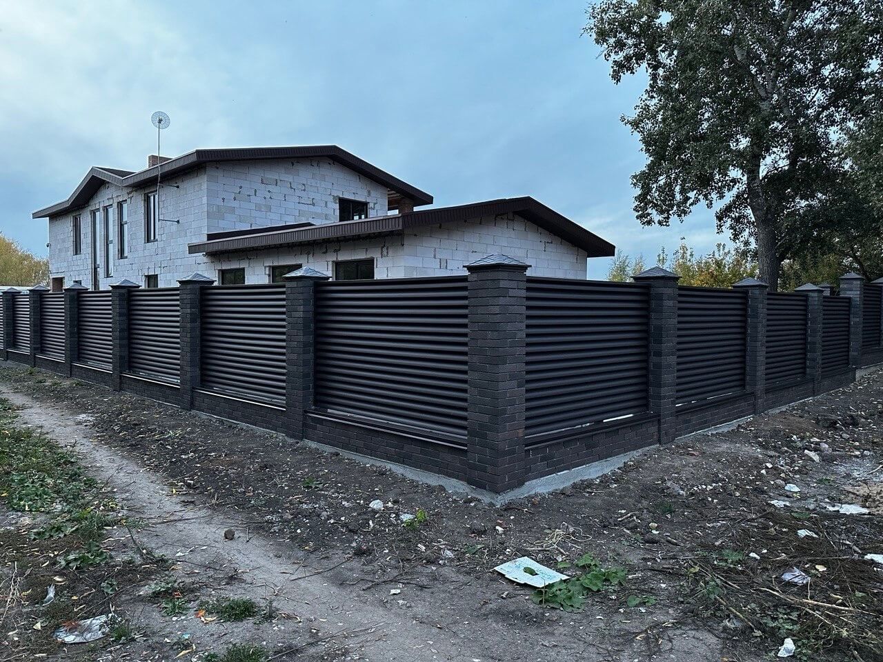 Забор из ламелей Еврожалюзи 38м RAL8019/8019 Темный Шоколад двусторонний MATTE фото 2 в Краснодаре