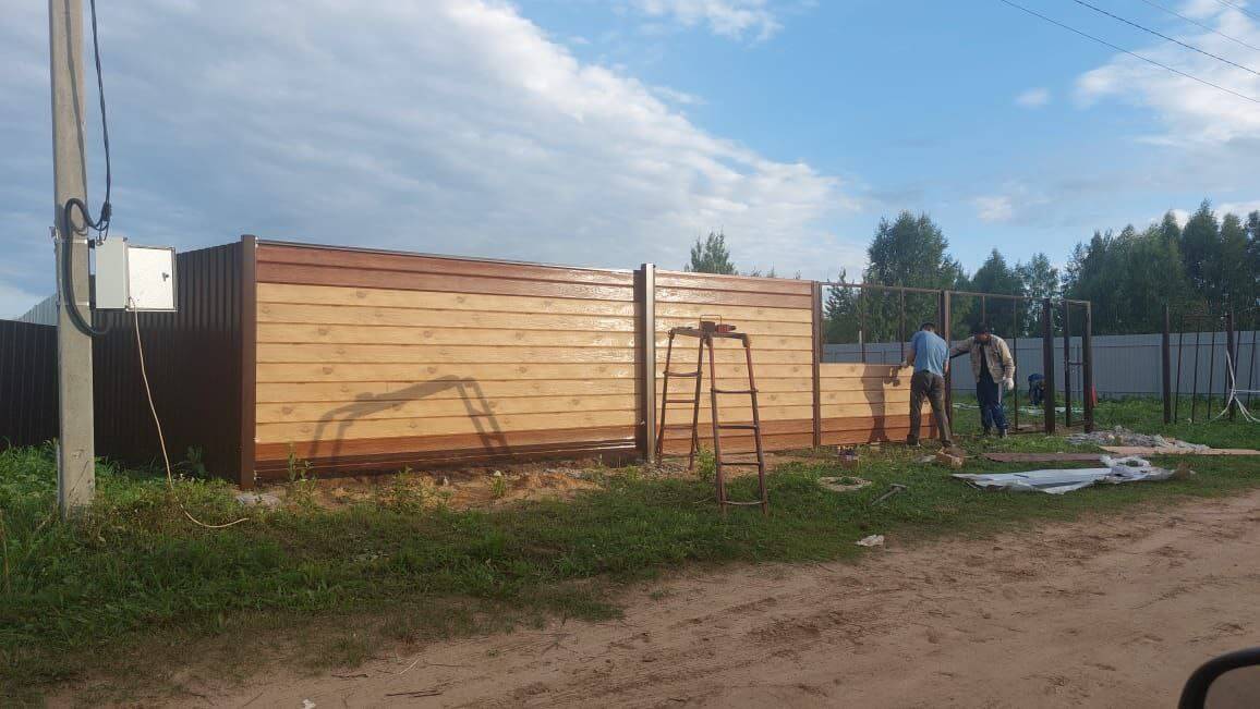 Забор из металлосайдинга Евро-Брус 34м Клен Светлый (SteelArt) + Темное Дерево (Printech) фото 1 в Краснодаре