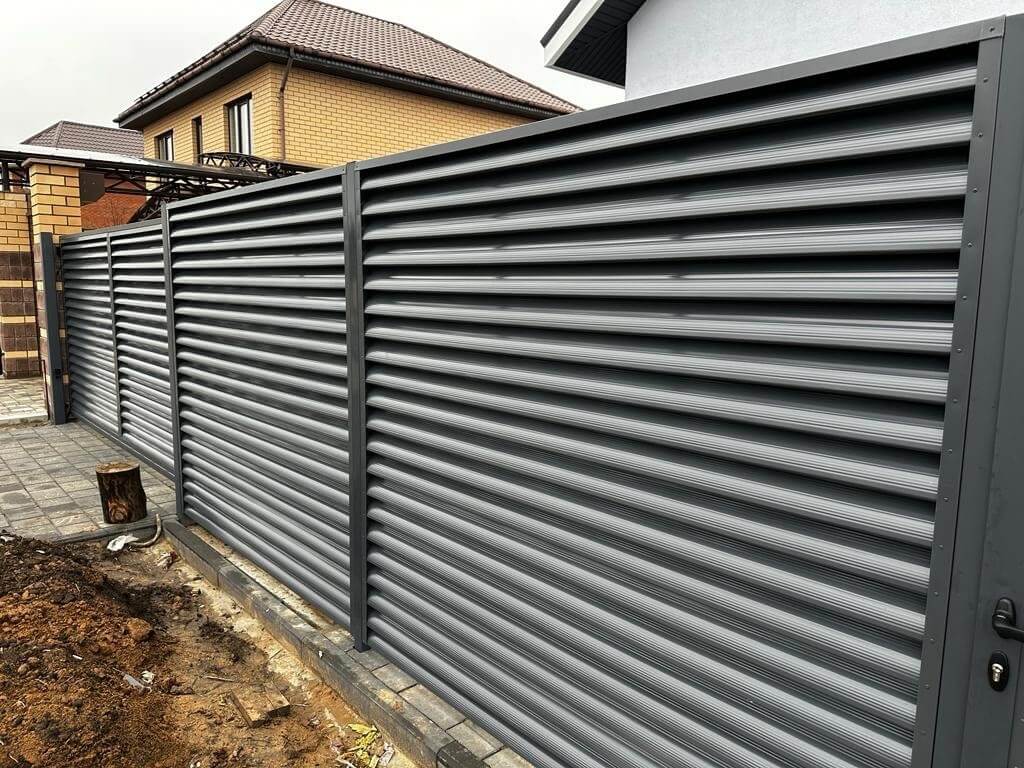 Забор-жалюзи из ламелей Еврожалюзи 28м RAL7024/7024 Серый Графит двусторонний фото 2 в Краснодаре