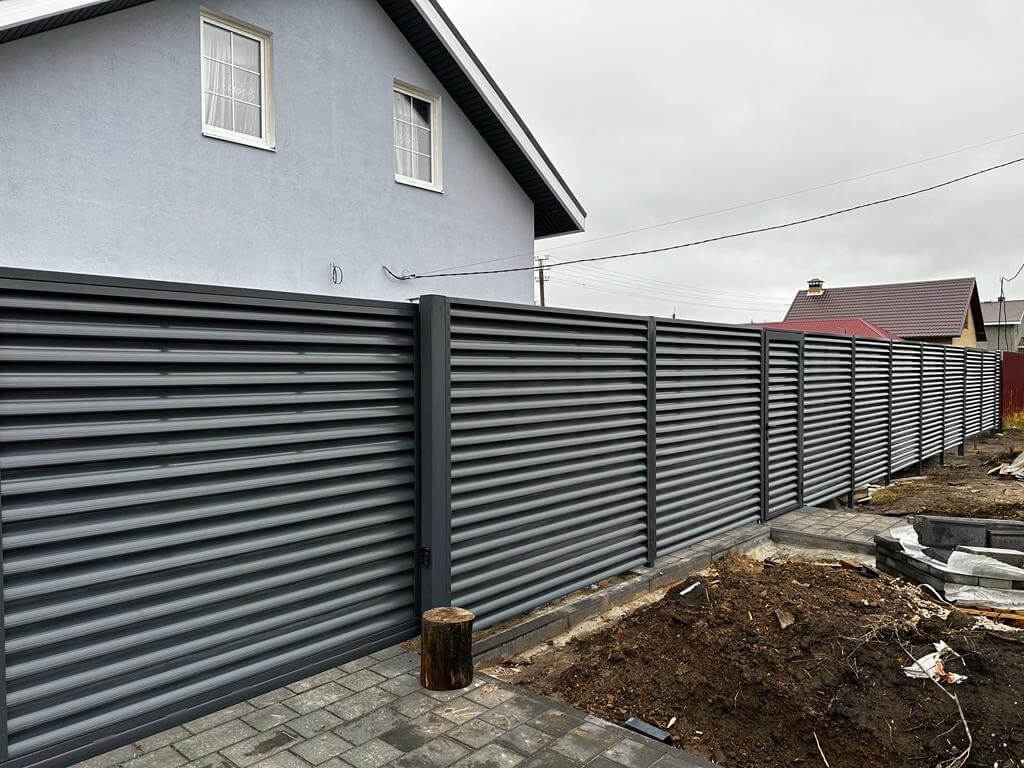 Забор-жалюзи из ламелей Еврожалюзи 28м RAL7024/7024 Серый Графит двусторонний в Краснодаре