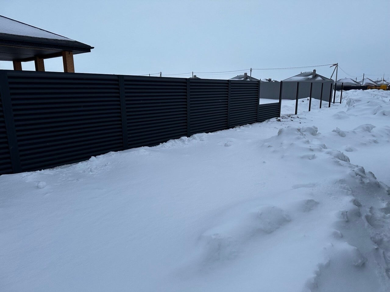 Забор-жалюзи из ламелей еврожалюзи 57м RAL7024 Серый Графит МАТТЕ фото 6 в Краснодаре
