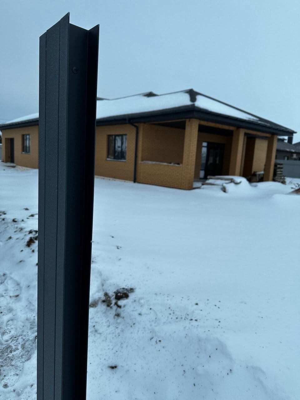 Забор-жалюзи из ламелей еврожалюзи 57м RAL7024 Серый Графит МАТТЕ фото 3 в Краснодаре