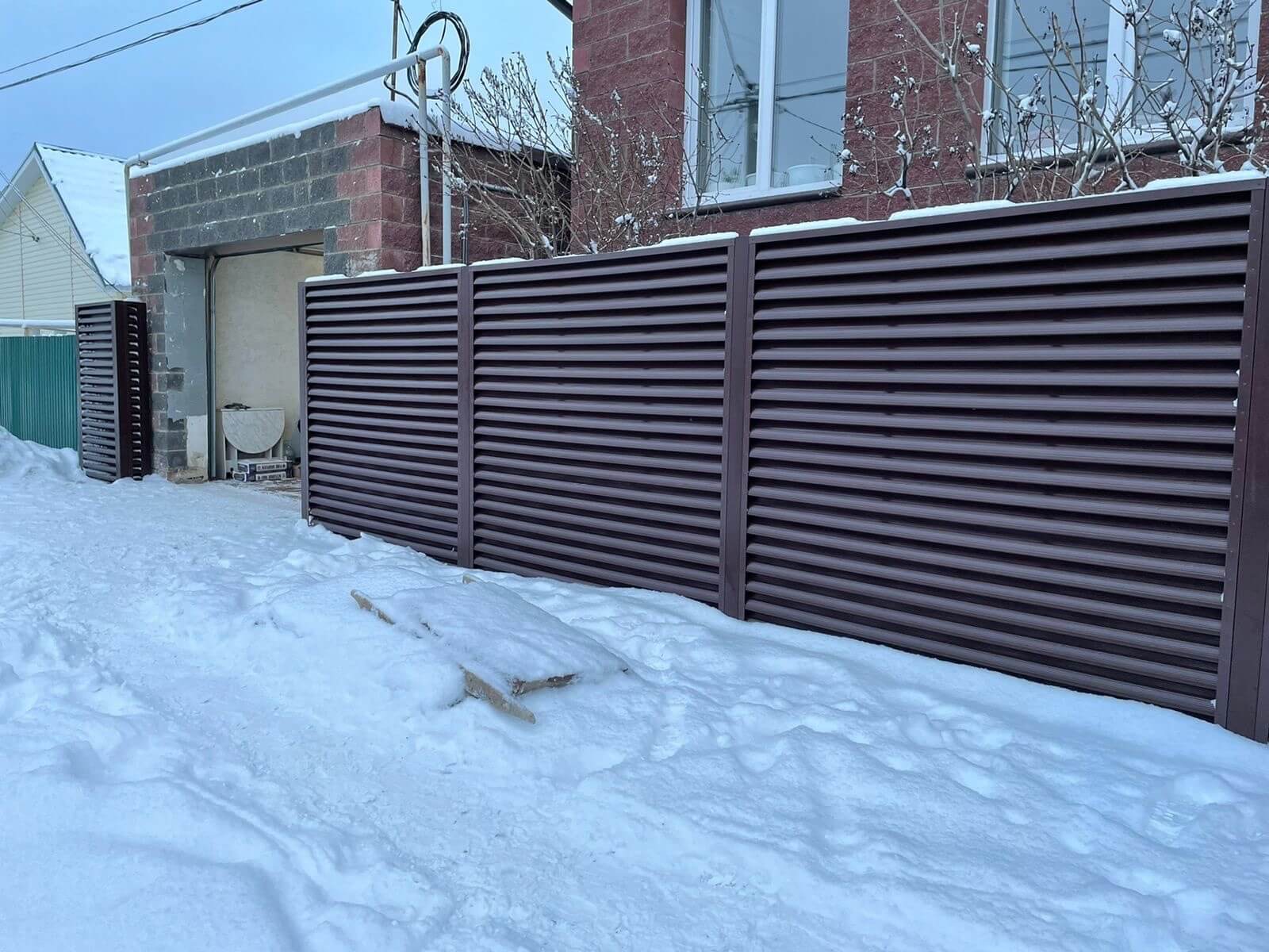 Забор из ламелей еврожалюзи 38м RAL8017/8017 Шоколад двусторонний фото 5 в Краснодаре