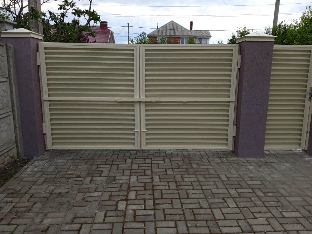Забор-жалюзи с ламелями ЭКО-Z 10м RAL1015 Слоновая Кость фото 4 в Краснодаре