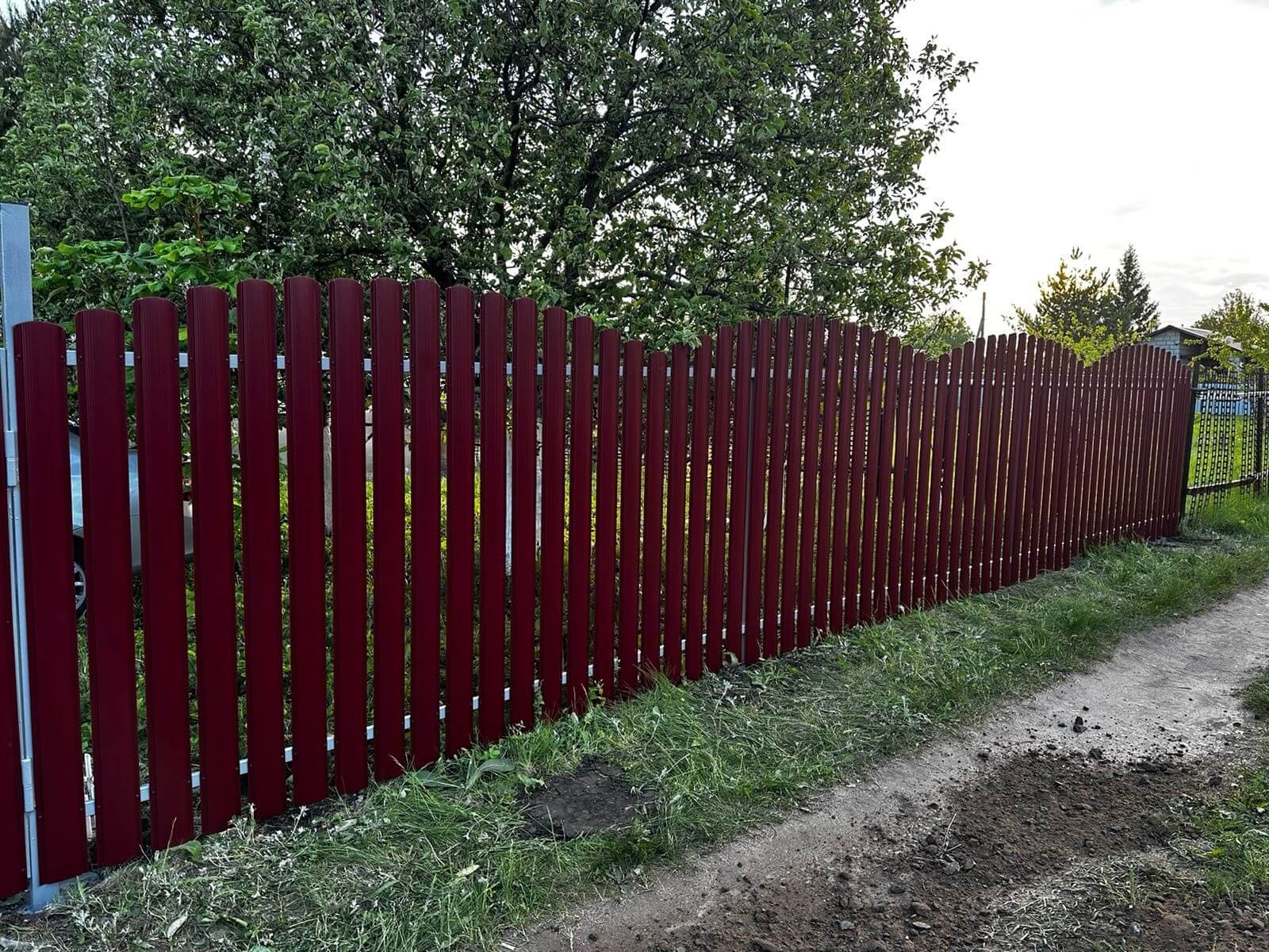Забор из евроштакетника 28м RAL3005 Красное Вино фото 3 в Краснодаре