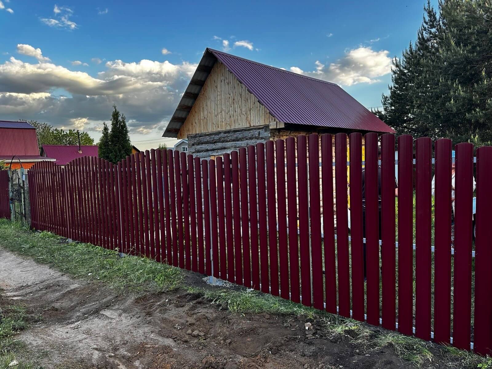 Забор из евроштакетника 28м RAL3005 Красное Вино фото 2 в Краснодаре