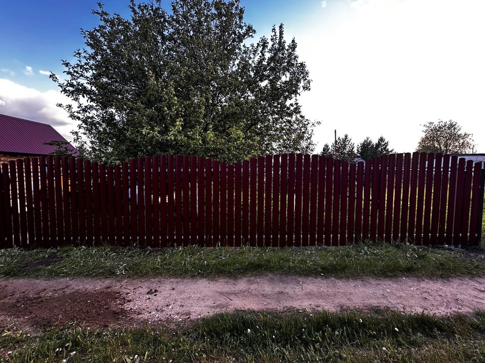 Забор из евроштакетника 28м RAL3005 Красное Вино фото 1 в Краснодаре