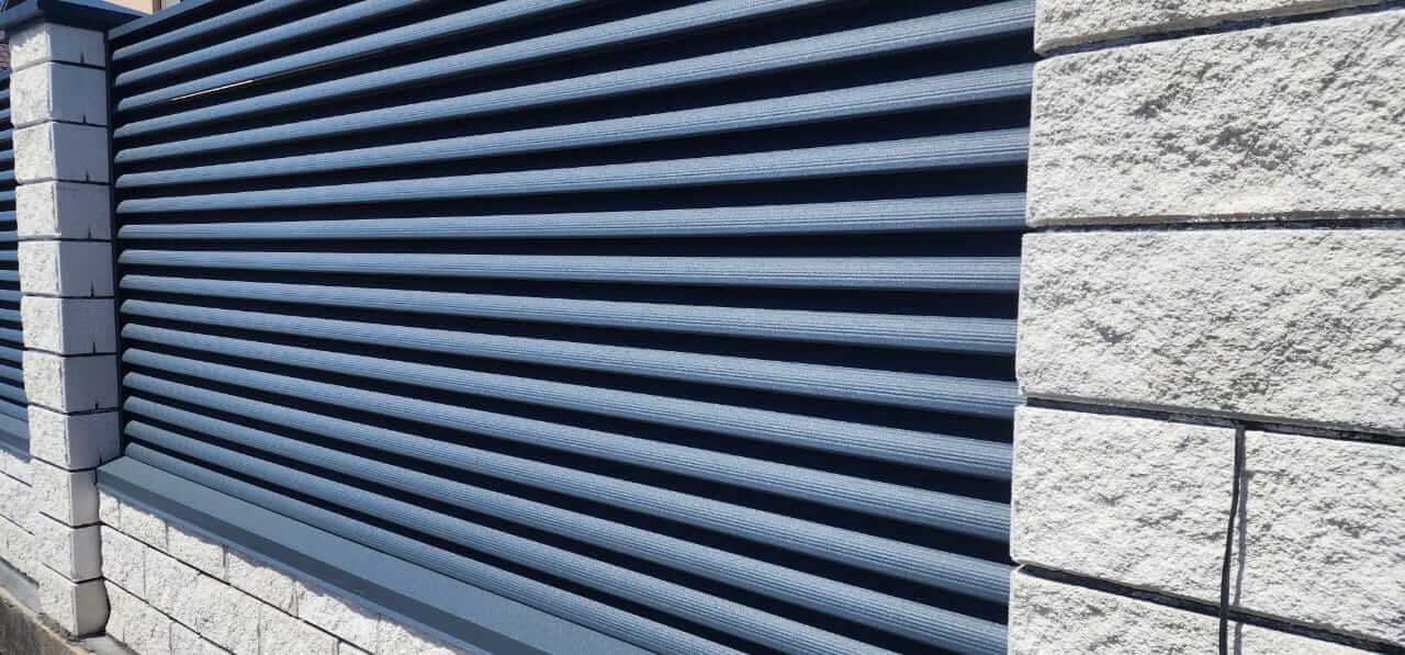 Забор из ламелей Еврожалюзи 32м RAL7024/7024 Серый Графит двусторонний МАТТЕ фото 1 в Краснодаре