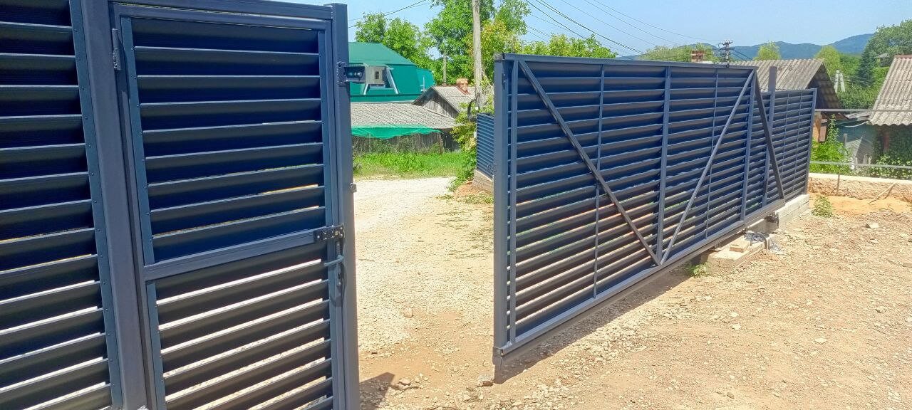 Забор-жалюзи из ламелей Еврожалюзи 53м RAL7024 Серый Графит МАТТЕ фото 16 в Краснодаре
