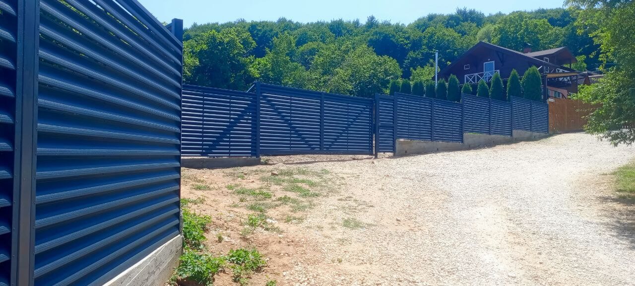 Забор-жалюзи из ламелей Еврожалюзи 53м RAL7024 Серый Графит МАТТЕ фото 8 в Краснодаре