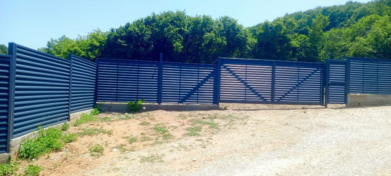 Забор-жалюзи из ламелей Еврожалюзи 53м RAL7024 Серый Графит МАТТЕ фото 7 в Краснодаре