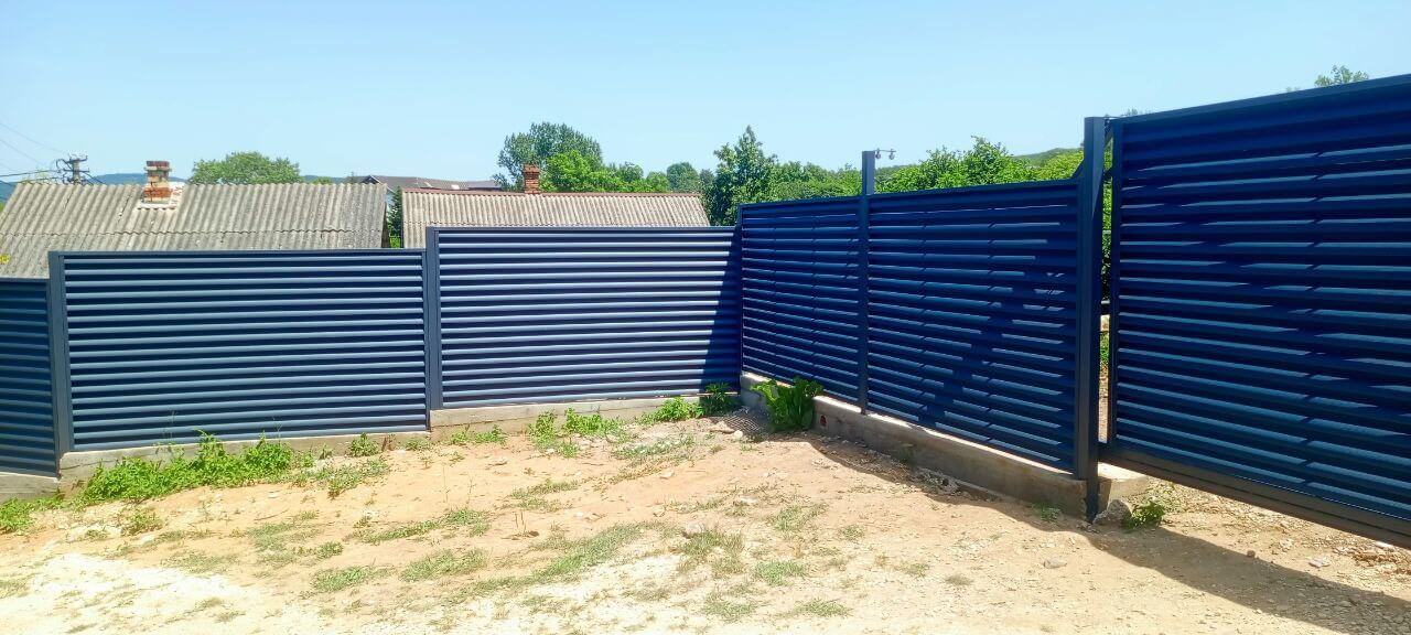 Забор-жалюзи из ламелей Еврожалюзи 53м RAL7024 Серый Графит МАТТЕ фото 4 в Краснодаре