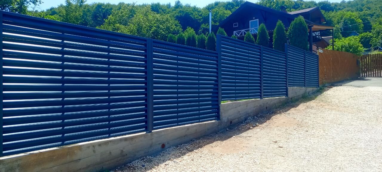 Забор-жалюзи из ламелей Еврожалюзи 53м RAL7024 Серый Графит МАТТЕ фото 12 в Краснодаре