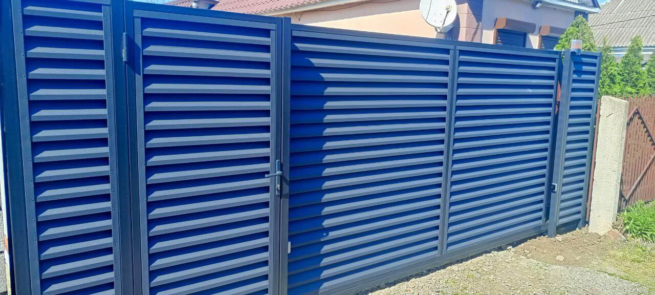 Забор-жалюзи из ламелей Еврожалюзи 53м RAL7024 Серый Графит МАТТЕ фото 10 в Краснодаре