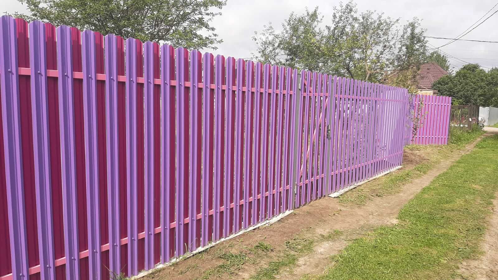 Двухцветный забор из евроштакетника 44м RAL4005 Сиреневый, RAL4006 Пурпурный фото 3 в Краснодаре