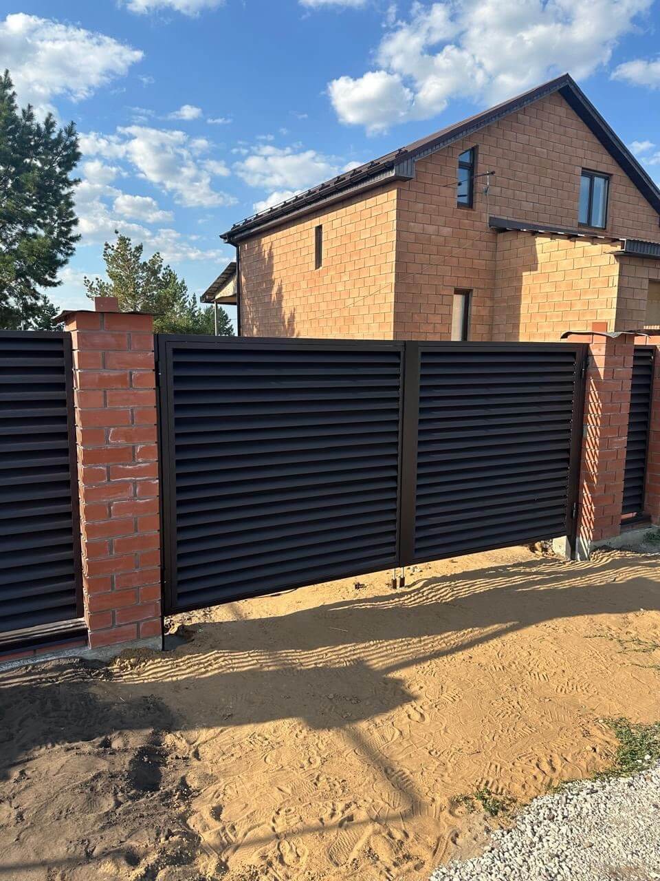 Забор-жалюзи из ламелей Еврожалюзи 38м RAL8019 Темный Шоколад МАТТЕ фото 4 в Краснодаре