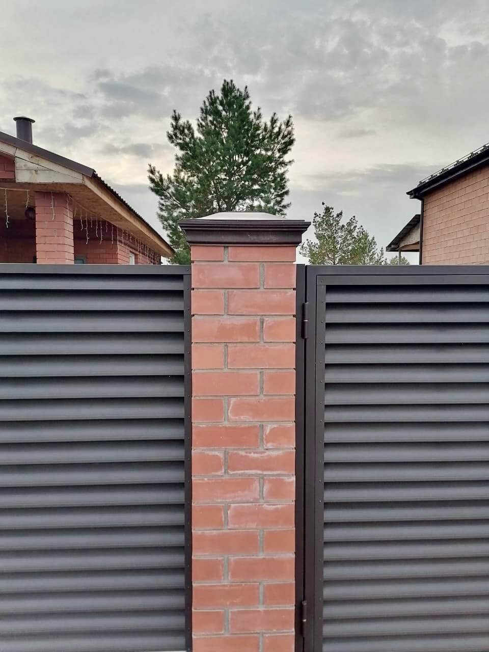 Забор-жалюзи из ламелей Еврожалюзи 38м RAL8019 Темный Шоколад МАТТЕ фото 2 в Краснодаре
