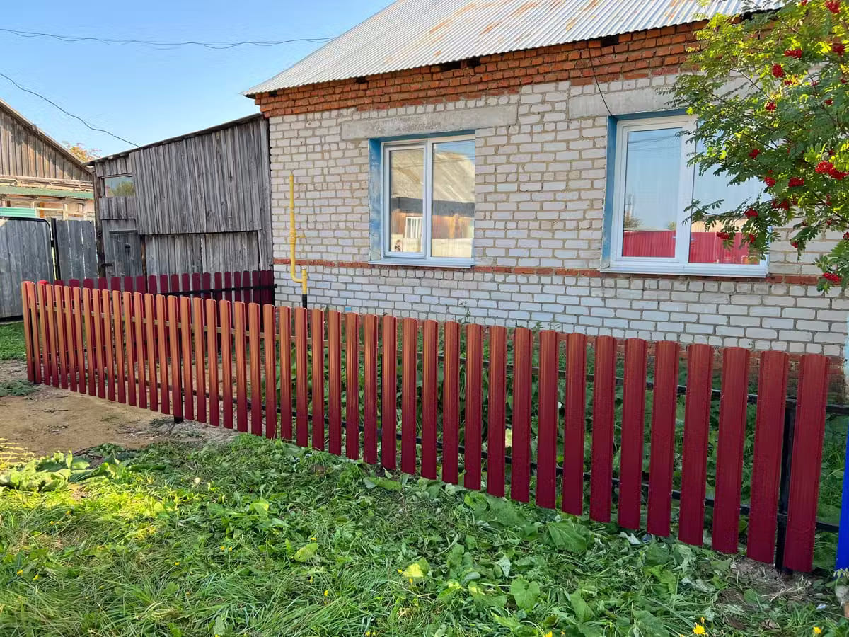 Забор из евроштакетника 9м RAL3005/3005 Красное Вино двусторонний в Краснодаре