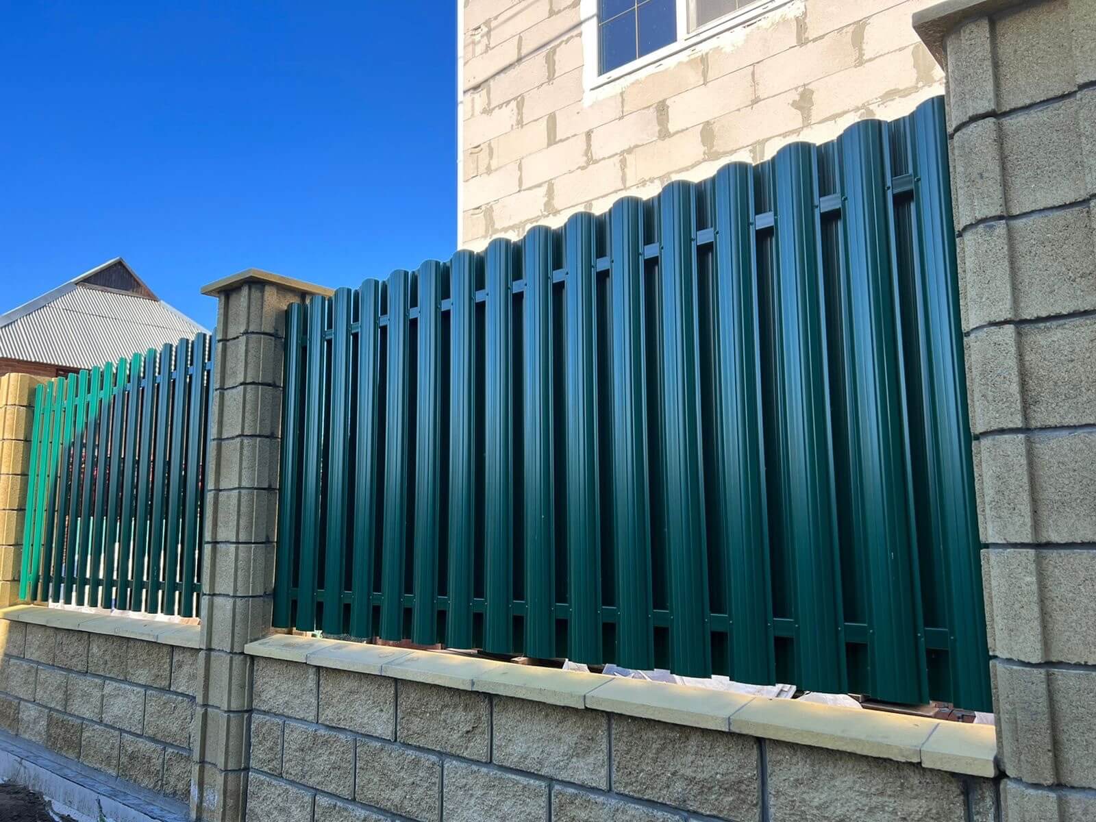 Забор из евроштакетника 22м RAL6005/6005 Зеленый Мох двусторонний фото 7 в Краснодаре