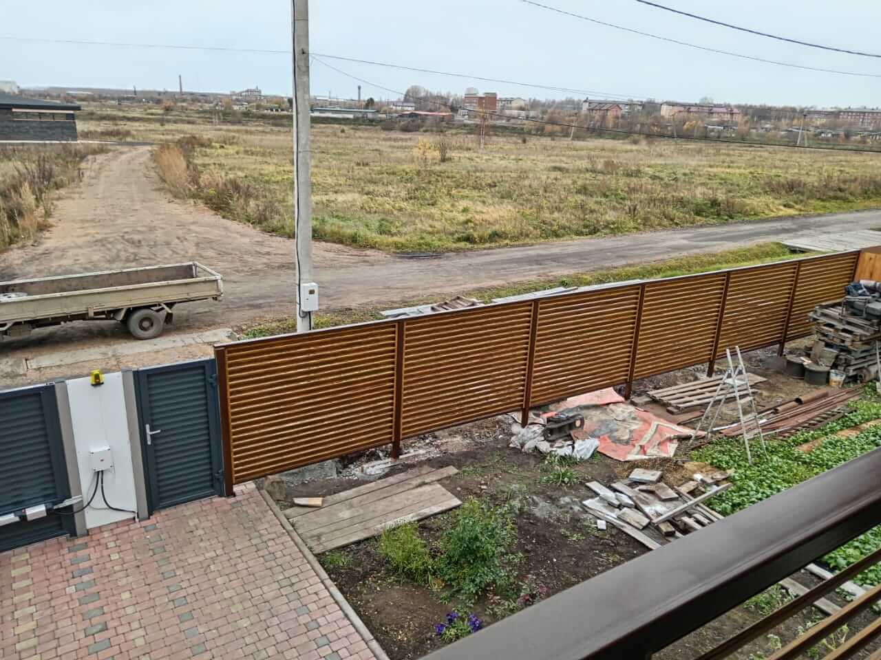 Забор-жалюзи 12м + балконное ограждение из ламелей Еврожалюзи Орех Миланский 3D Принтек фото 2 в Краснодаре
