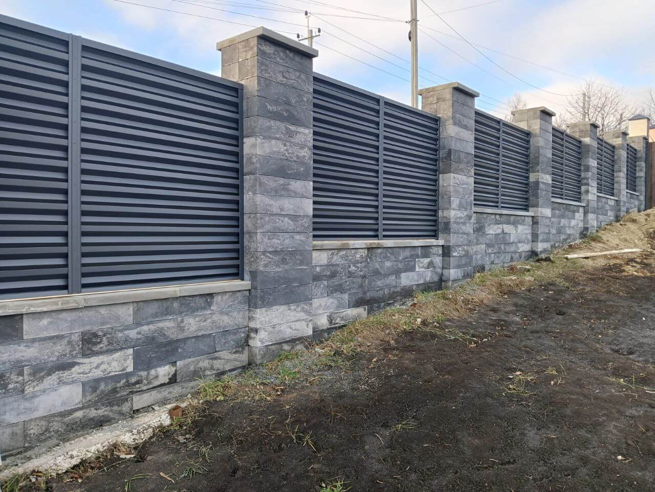 Забор-жалюзи из ламелей Елочка 72м RAL7024/7024 Серый Графит двусторонний МАТТЕ фото 4 в Краснодаре