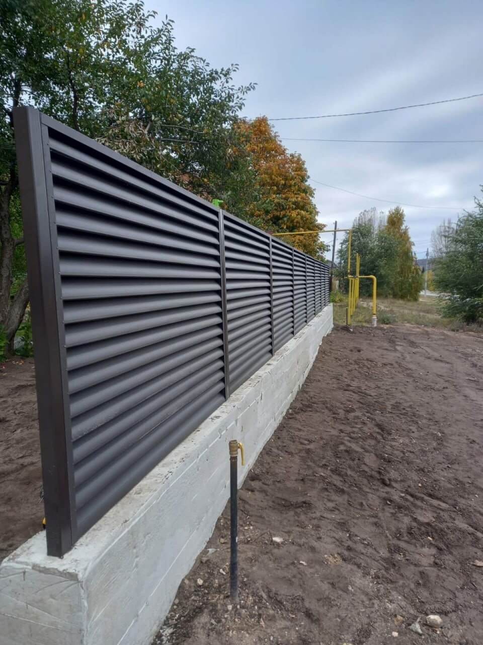 Забор из ламелей еврожалюзи 34м RAL8019/8019 Темный Шоколад двусторонний МАТТЕ фото 3 в Краснодаре