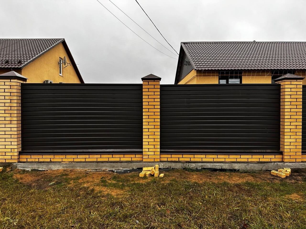 Забор из ламелей Хай-Тек 32м RAL8019/8019 Темный Шоколад двусторонний МАТТЕ фото 1 в Краснодаре