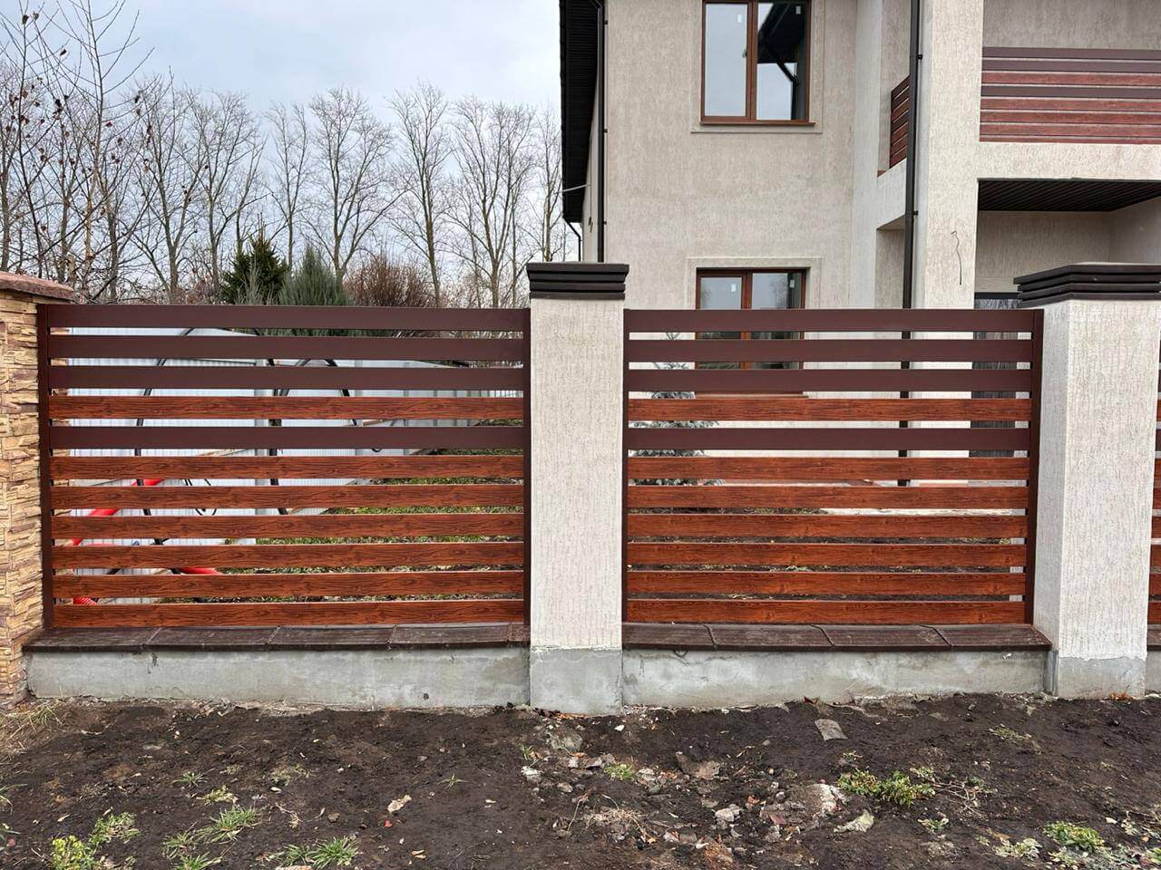Забор-ранчо из металлопланкена 10м RAL8017 Шоколад МАТТЕ + Темное Дерево (Printech) фото 4 в Краснодаре