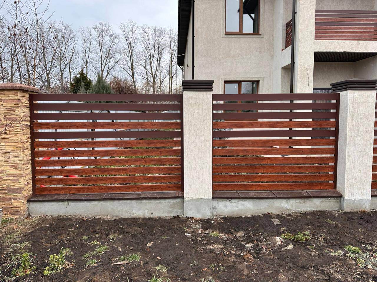 Забор-ранчо из металлопланкена 10м RAL8017 Шоколад МАТТЕ + Темное Дерево (Printech) фото 2 в Краснодаре