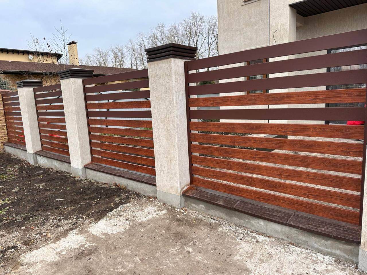 Забор-ранчо из металлопланкена 10м RAL8017 Шоколад МАТТЕ + Темное Дерево (Printech) в Краснодаре