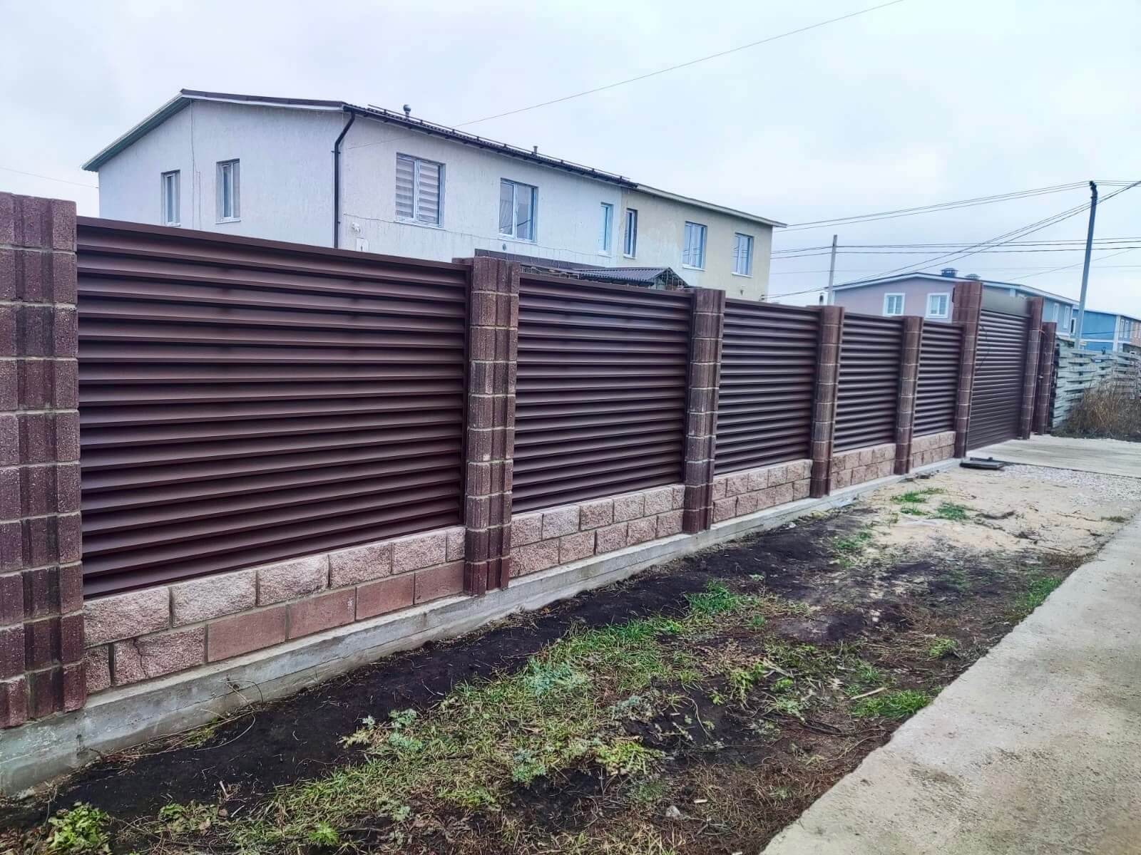 Забор-жалюзи из ламелей ЭКО-Z 13м RAL8019/8019 Темный Шоколад двусторонний МАТТЕ фото 1 в Краснодаре
