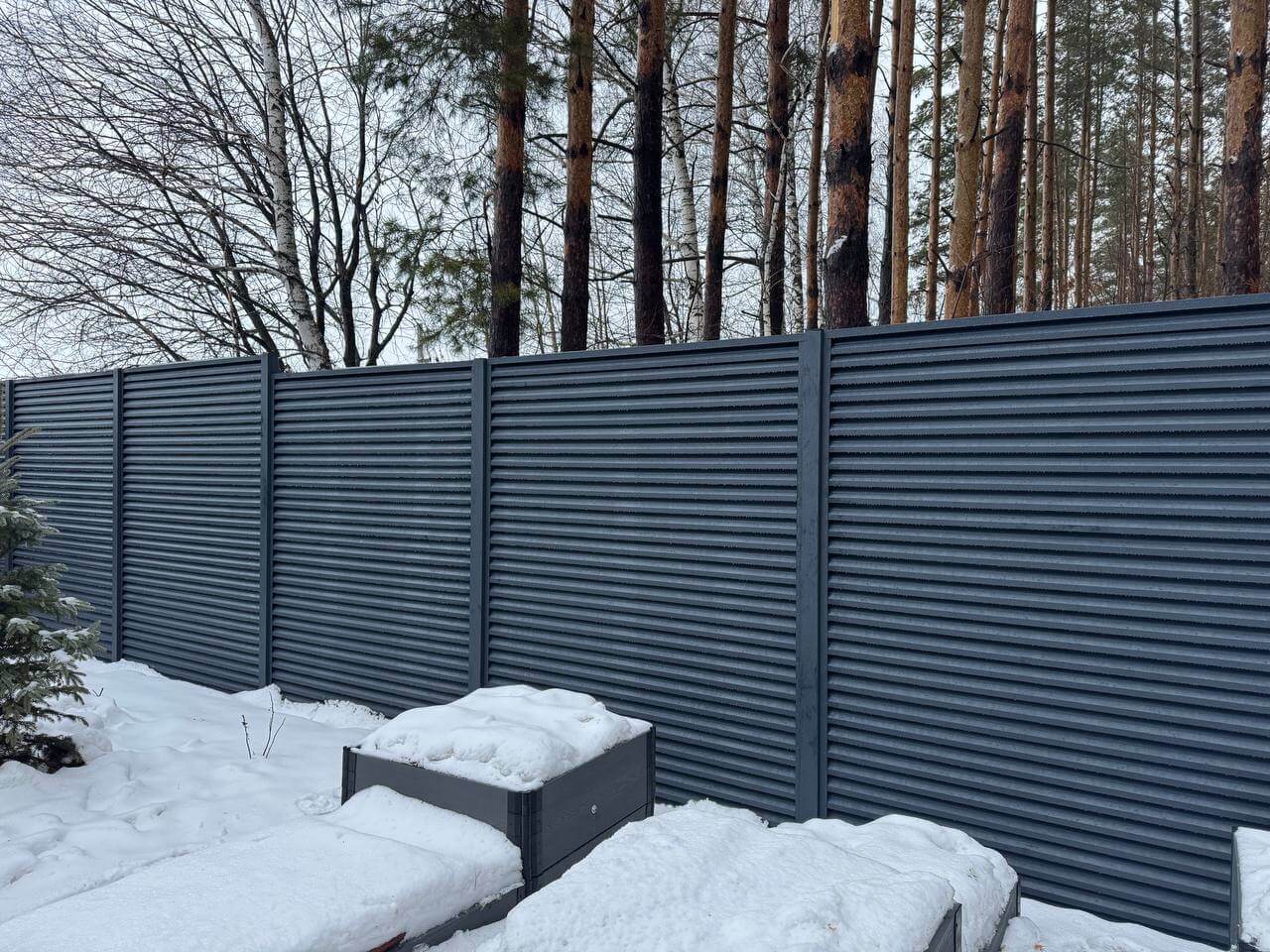 Забор-жалюзи из ламелей ЭКО-Z-US 54м RAL7024/7024 Серый Графит двусторонний МАТТЕ фото 3 в Краснодаре