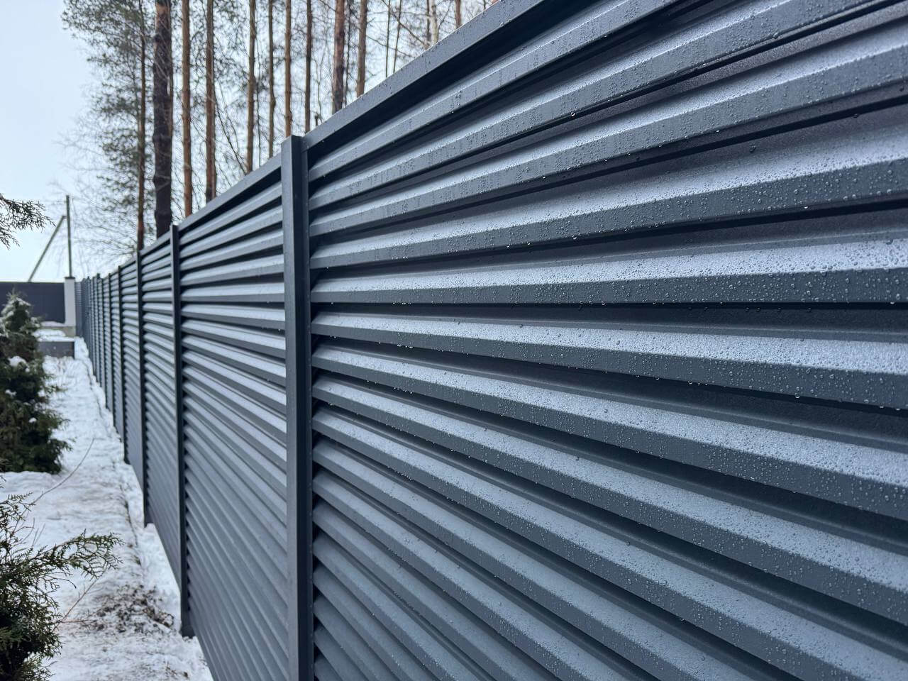 Забор-жалюзи из ламелей ЭКО-Z-US 54м RAL7024/7024 Серый Графит двусторонний МАТТЕ фото 2 в Краснодаре