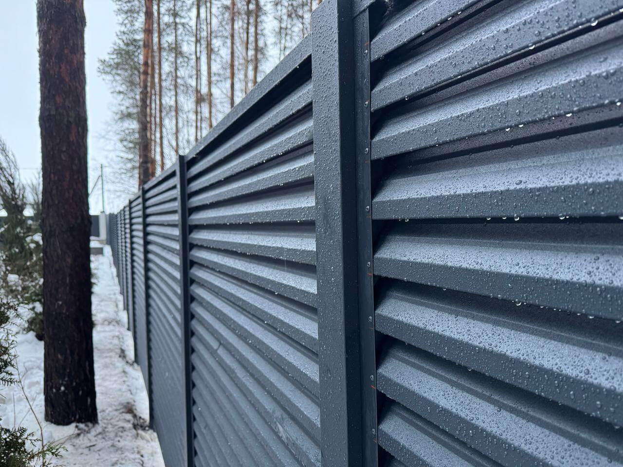 Забор-жалюзи из ламелей ЭКО-Z-US 54м RAL7024/7024 Серый Графит двусторонний МАТТЕ фото 1 в Краснодаре
