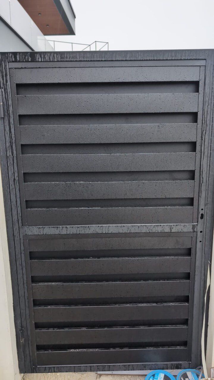 Откатные ворота с калиткой из металлопланкена RAL9005/9005 Черный двусторонний МАТТЕ фото 3 в Краснодаре